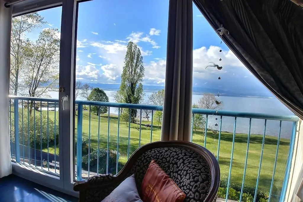 Lakefront. Appartement Pieds Dans L'Eau. View And Direct Access To The Lake. Anthy-sur-Leman